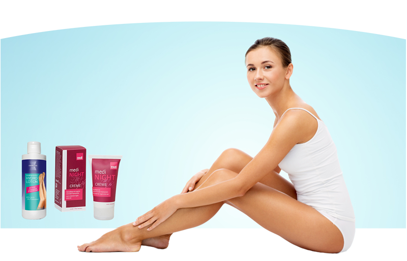 Vrouw zit in sportieve houding met verzorgingsproducten naast zich, ter ondersteuning van gezonde voeten en benen bij het dragen van steunkousen